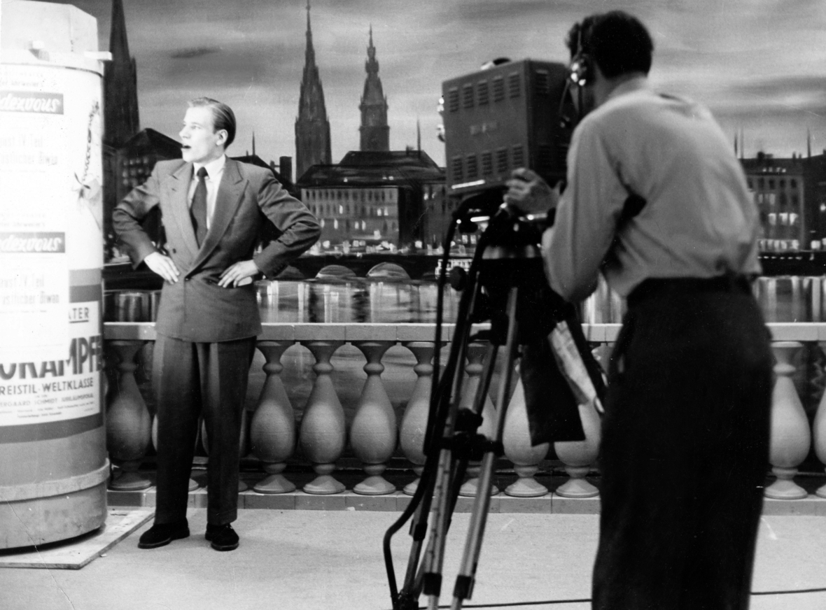 Reporter Jürgen Roland im Versuchsprogramm des NWDR mit seiner Sendung "Was ist los in Hamburg ?", Hamburg 1952. Aufnahme aus dem Fernseh-Studio.