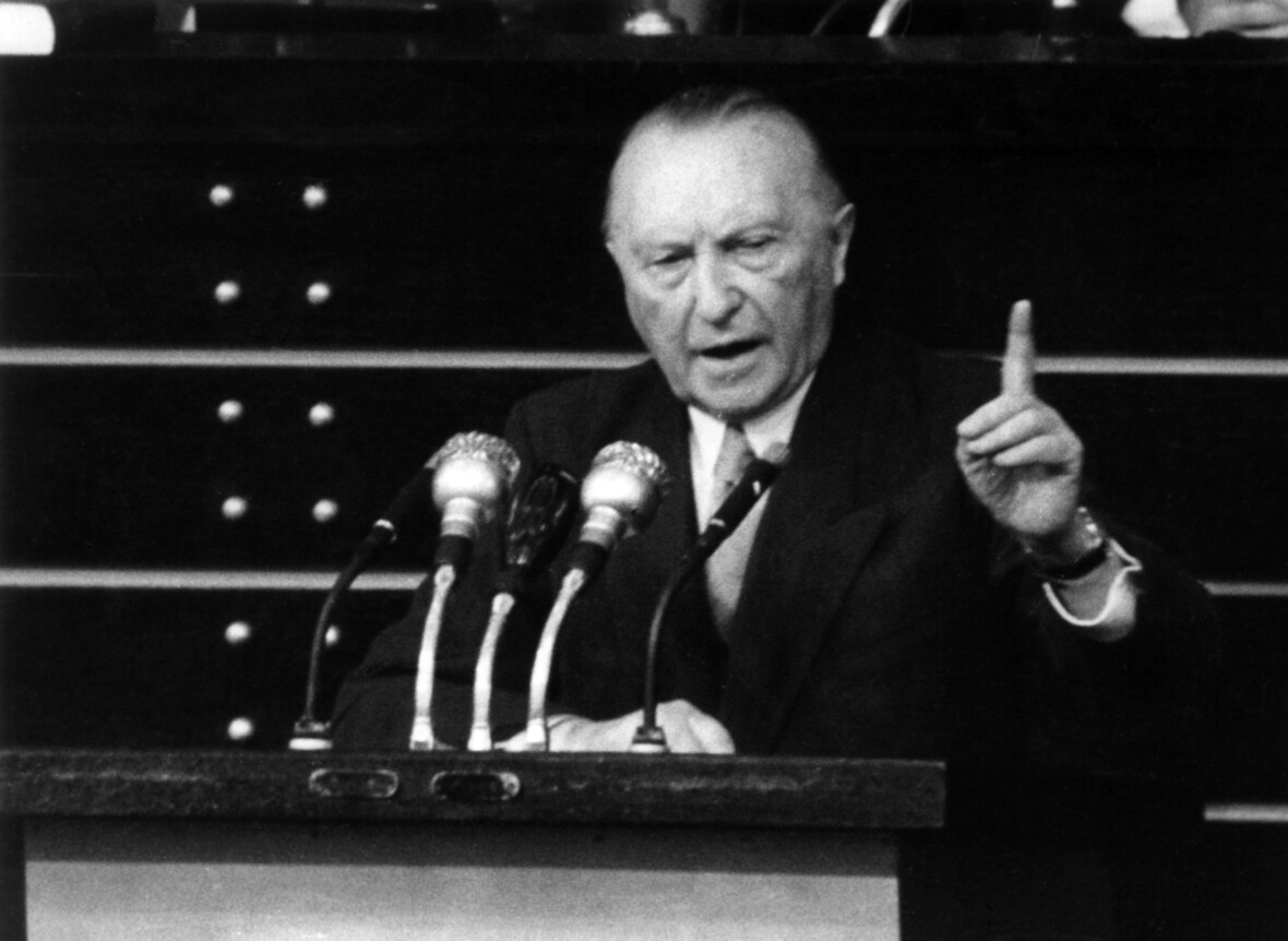 Konrad Adenauer spricht 1955 im Bundestag in Bonn.