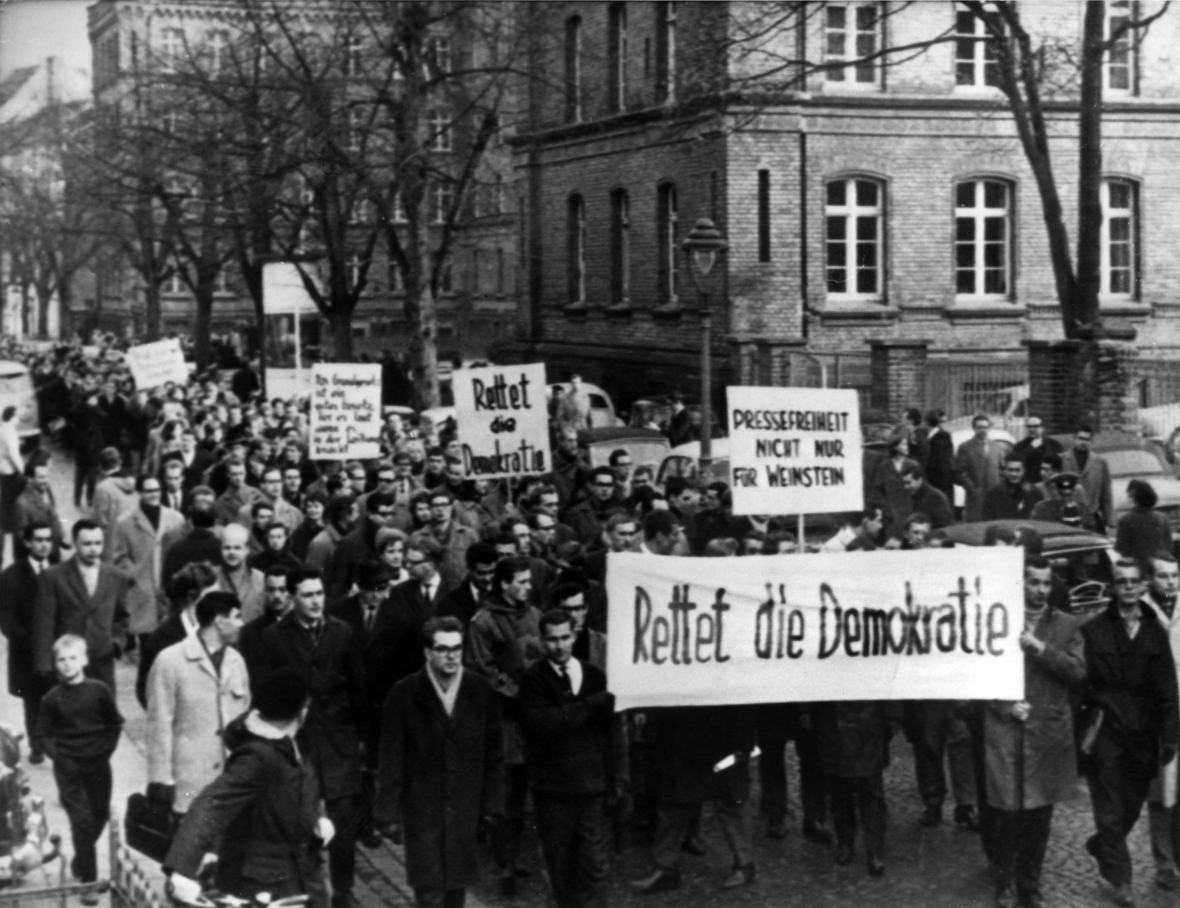 Studentengruppen der Bonner Universität demonstrierten 1962 im Zuge der Spiegel-Affäre für Demokratie und Pressefreiheit.  
