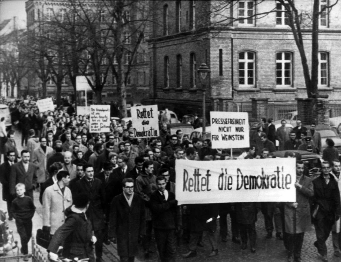 Studentengruppen der Bonner Universität demonstrierten 1962 im Zuge der Spiegel-Affäre für Demokratie und Pressefreiheit.  