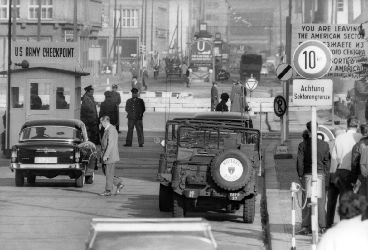 Blick auf den von Amerikanern kontrollierten Grenzübergang Checkpoint Charlie in der Friedrichstraße in West-Berlin  im Jahr 1961. Im Hintergrund ist die Ostberliner Kontrollstelle zu sehen.