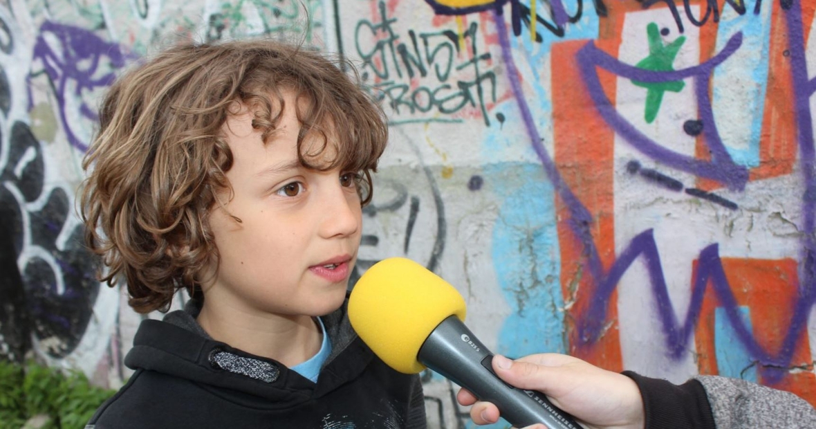 Wo erlebst du Demokratie im Alltag? Der Kinderreporter der Radiofüchse berichtet