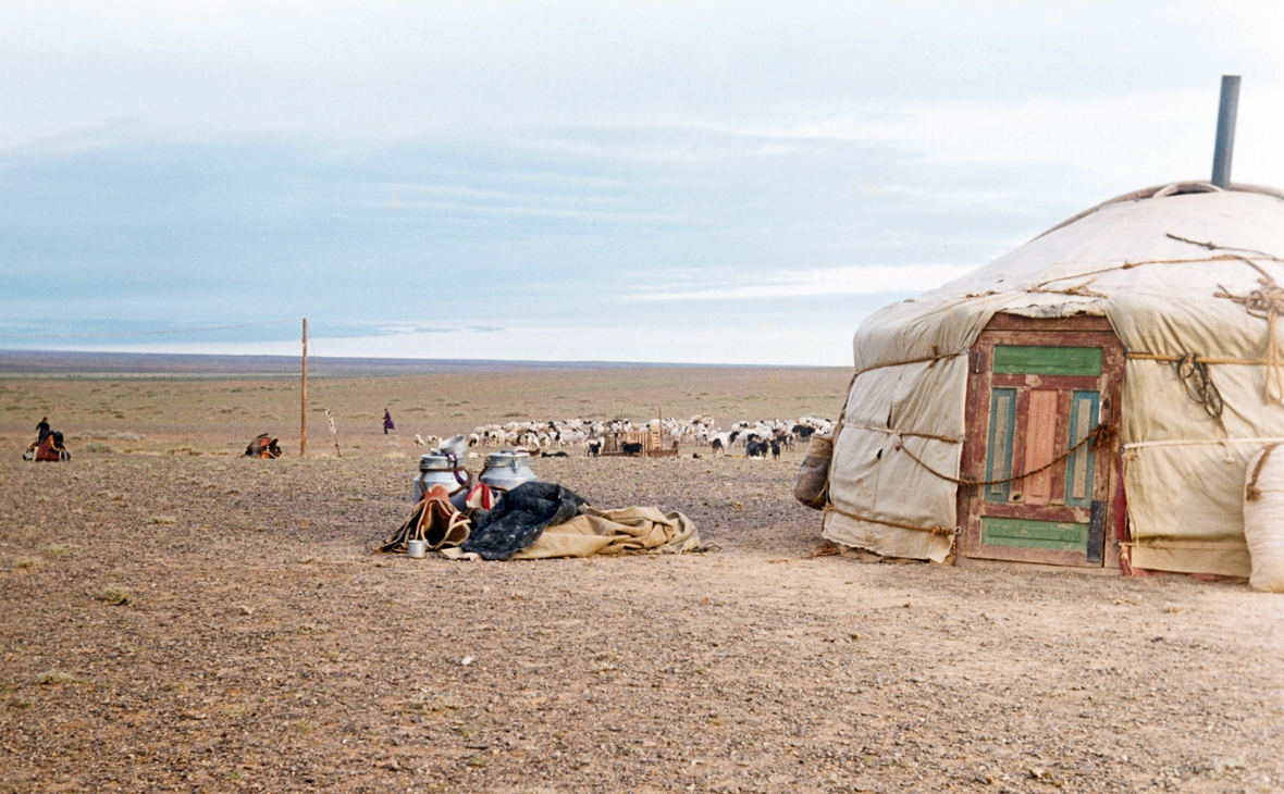 "Jurte" heißt das tradionelle Zelt der Nomaden, die in Zentralasien leben. Dieses Zelt der Kamelnomaden befindet sich in der Wüste Gobi in der Mongolei.
