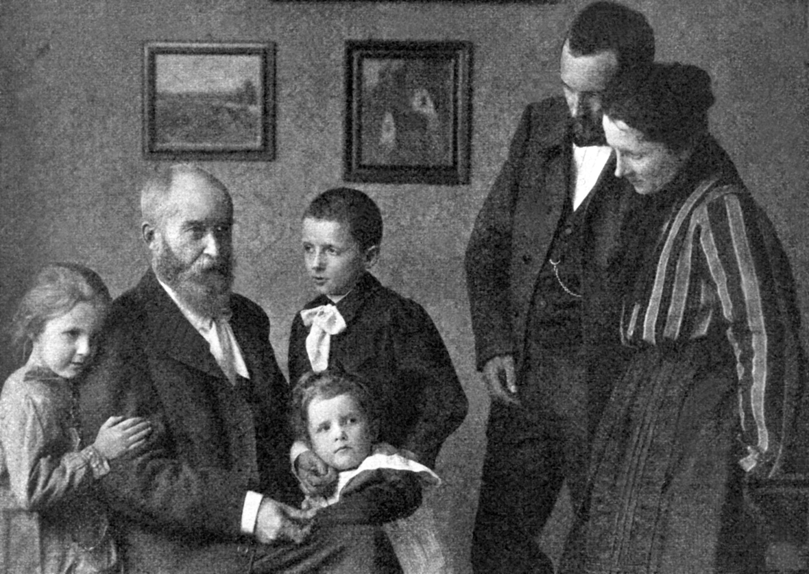 Die undatierte Aufnahme zeigt, den deutschen Dichter und Zeichner Wilhelm Busch mit seiner Familie.