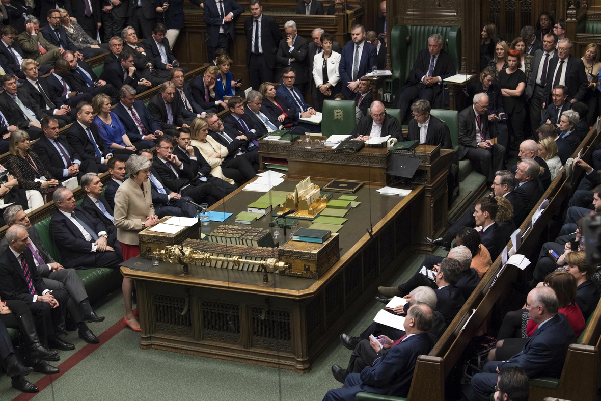 Im englischen Parlament sitzen sich Regierung (links) und Opposition (rechts) direkt gegenüber. Am Mikrofon steht Theresa May (konservative Partei) Premierministerin von 2016-2019. Ihr direkt gegenüber sitzen die Abgeordneten von Labour (Arbeiterpartei). 