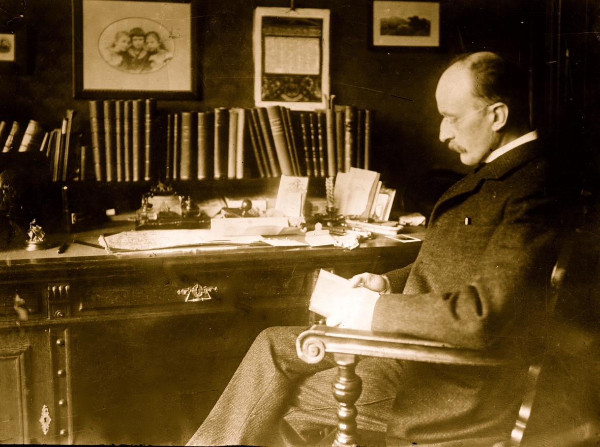 Foto von 1910 zeigt Max Planck an seinem Schreibtisch
