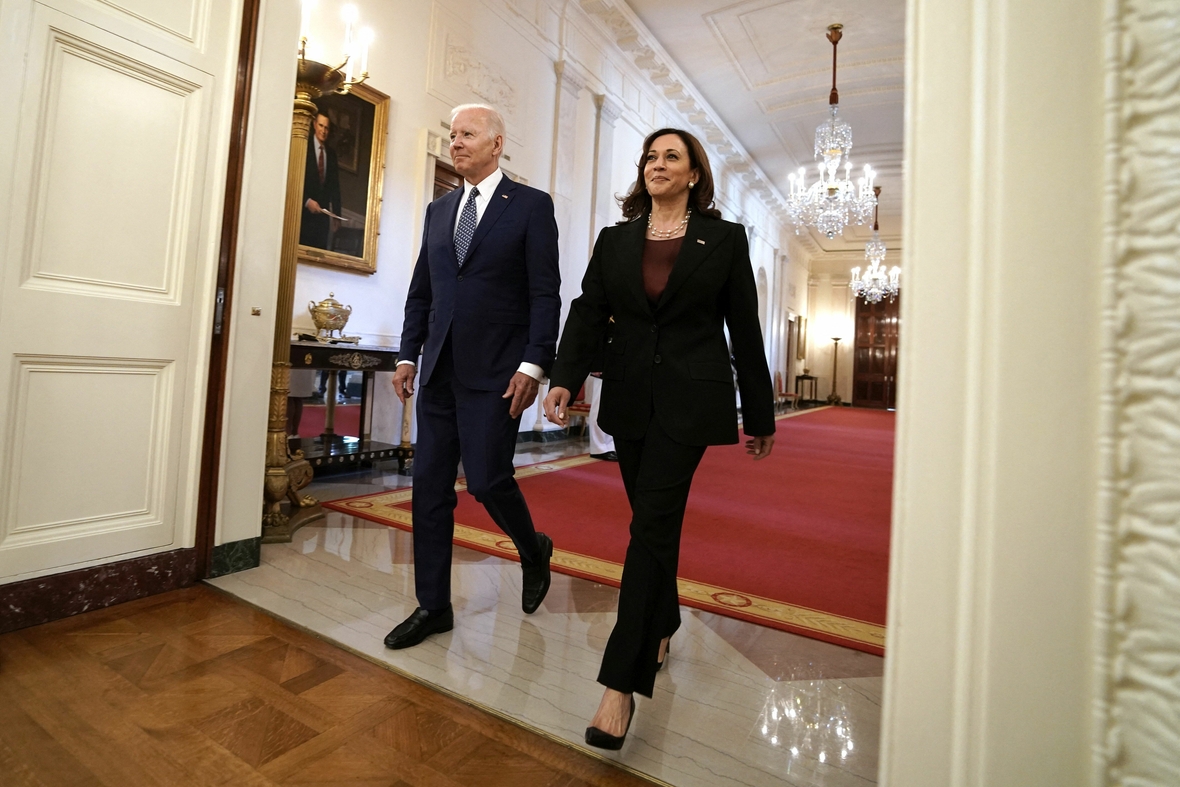 US Präsident Joe Biden und Vize-Präsidentin Kamala Harris gehen durch das Weiße Haus.