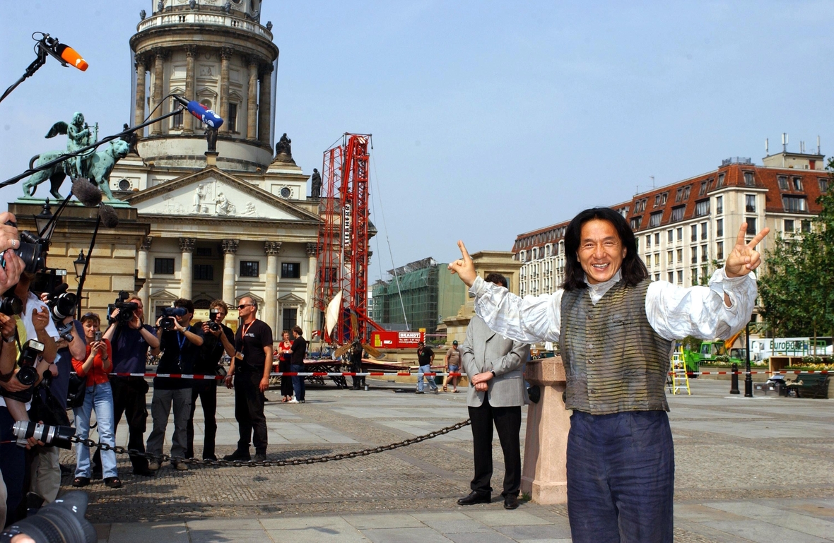 Die Aufnahme zeigt Schauspieler Jackie Chan bei Dreharbeiten Film "In 80 Tagen um die Welt". Jackie Chan spielt den Diener Passepartout. Auf dem Gendarmenmarkt in Berlin beginnt und endet die Neuverfilmung der außergewöhnlichen und abenteuerlichen Weltreise des englischen Gentleman Foog nach dem Jules-Verne-Klassiker.