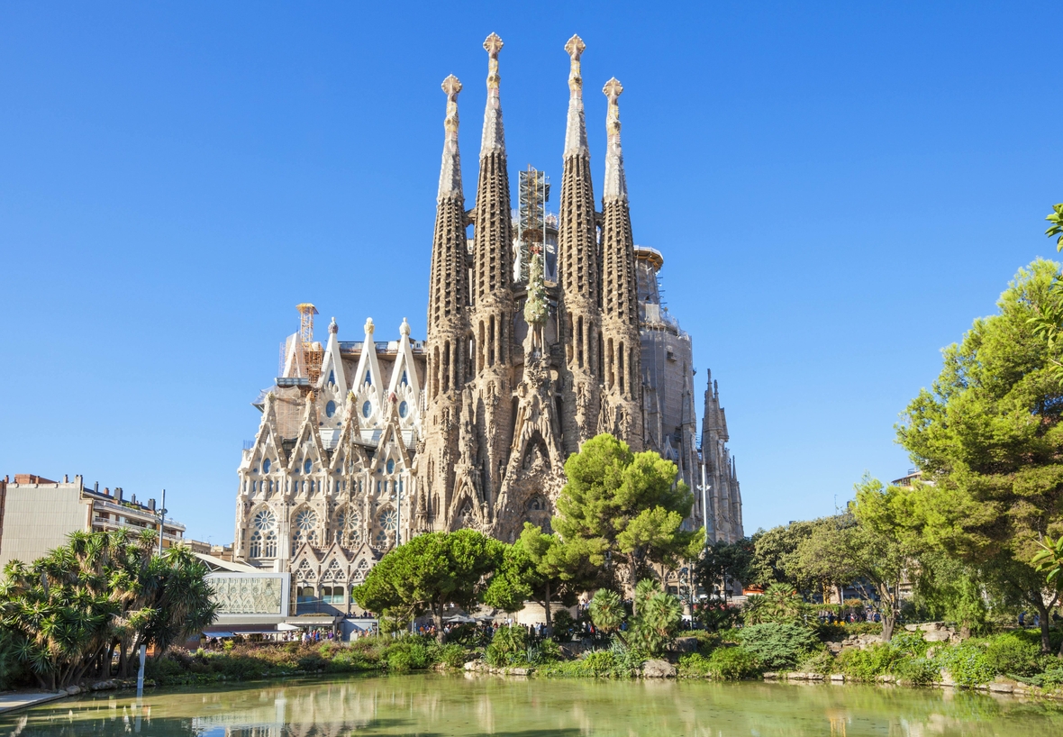 Vorderansicht der Kirche La Sagrada Familia in Barcelona, entworfen von Antoni Gaudi. Sie zählt zum UNESCO-Weltkulturerbe.