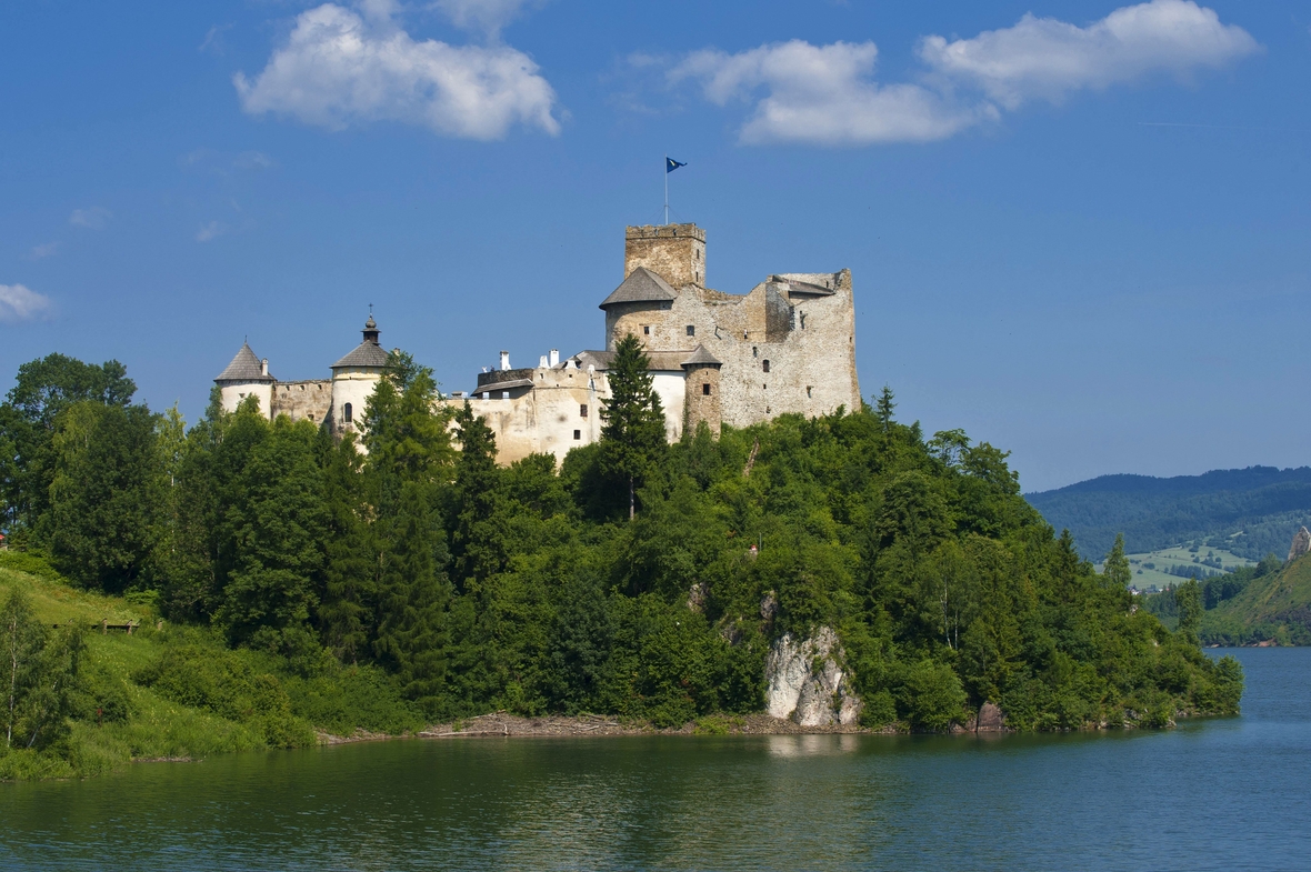 Die Festungsanlage Burg Niedzica Castle und im Vordergrund der Czorsztyn See.