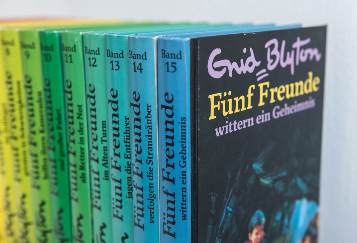 Bücher der Abenteuerserie "Fünf Freunde" von Schriftstellerin Enid Blyton stehen in einem Regal.