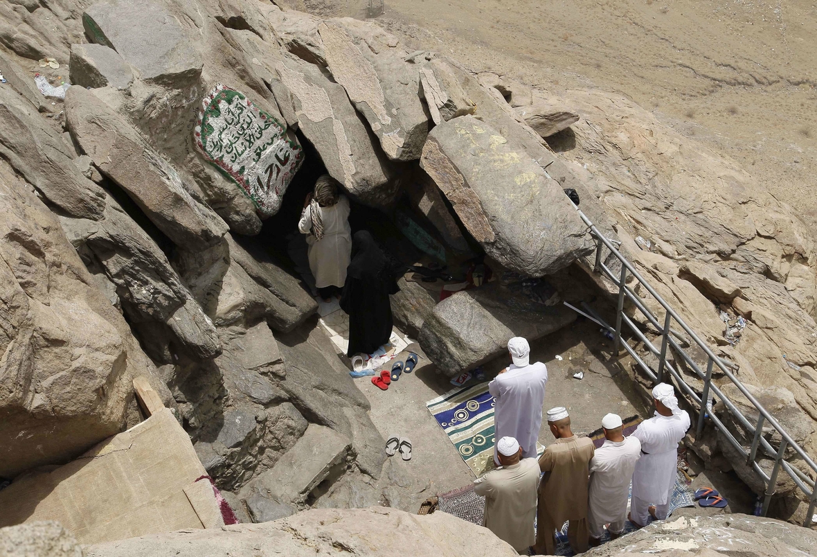Muslime beten am Eingang der Hira-Höhle in Mekka. An diesem Ort soll Muhammad seine ersten Offenbarungen erhalten haben.