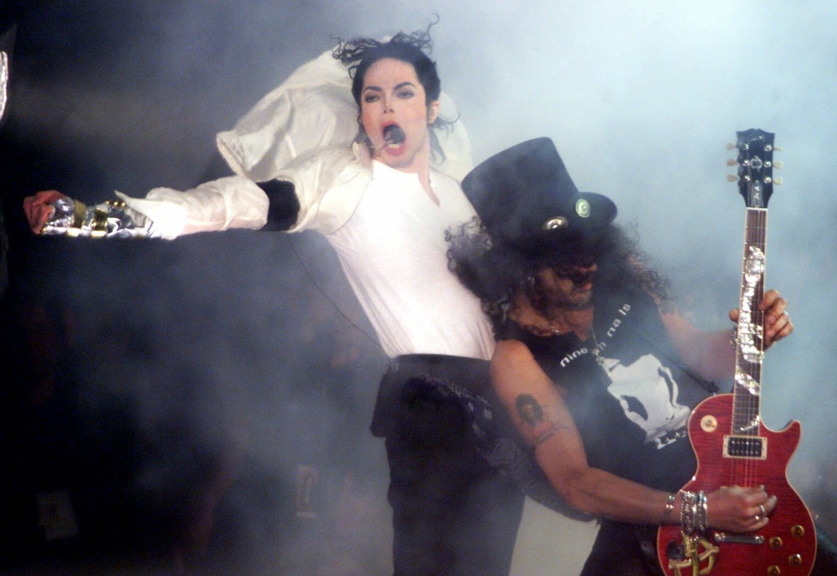 Pop-Sänger Michael Jackson tritt am 27. Juni 1999 beim Benefiz-Konzert "Michael Jackson & Friends" im Münchner Olympiastadion mit dem Gitarristen Slash auf.