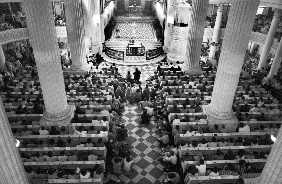 Friedensgebet in der Leipziger Nikolaikirche am 9. Oktober 1989. Hier trafen sich viele Menschen, die für mehr Freiheiten in der DDR demonstrierten. Die Kirche ist gefüllt mit vielen Menschen