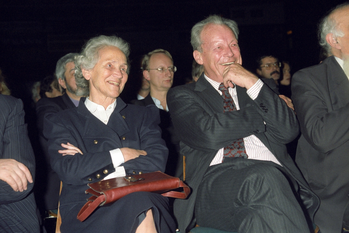 Marion Gräfin Dönhoff sitzt neben dem ehemaligen Bundeskanzler Willy Brandt. Beide lachen. Das Bild stammt aus 1989.