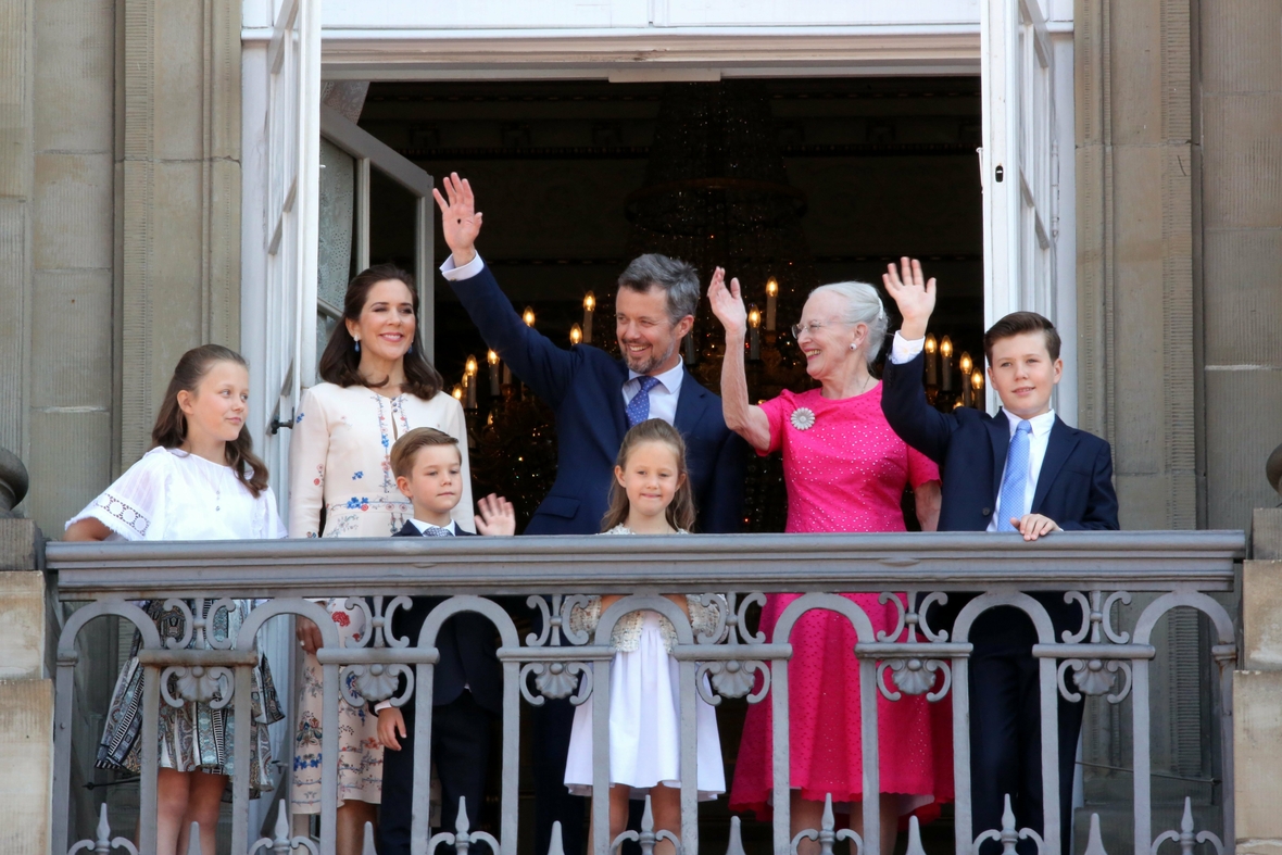 Die Königsfamilie winkt am 50. Geburtstag von Kronprinz Frederik vom Balkon des Frederik VIII Palais auf Schloss Amalienborg in Kopenhagen,
