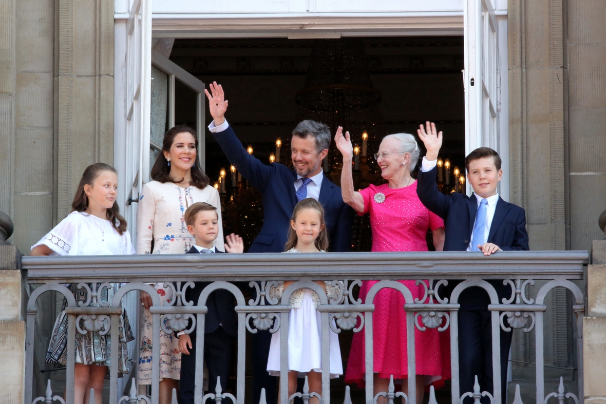 2018: Die dänische Königsfamilie winkt am 50. Geburtstag von Kronprinz Frederik vom Balkon des Frederik VIII Palais auf Schloss Amalienborg in Kopenhagen.
