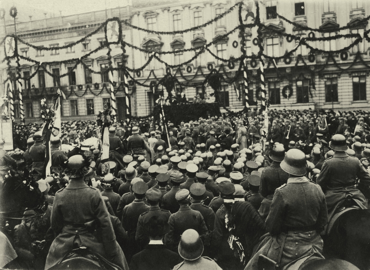 17. Dezember 1918: Nach Kriegsende begrüßt Philipp Scheidemann auf dem festlich geschmückten Pariser Platz die heimkehrende Soldaten.