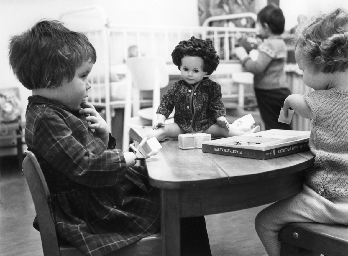 Durch das Medikament Contergan fehlgebildete Kinder werden in Hannover behandelt.