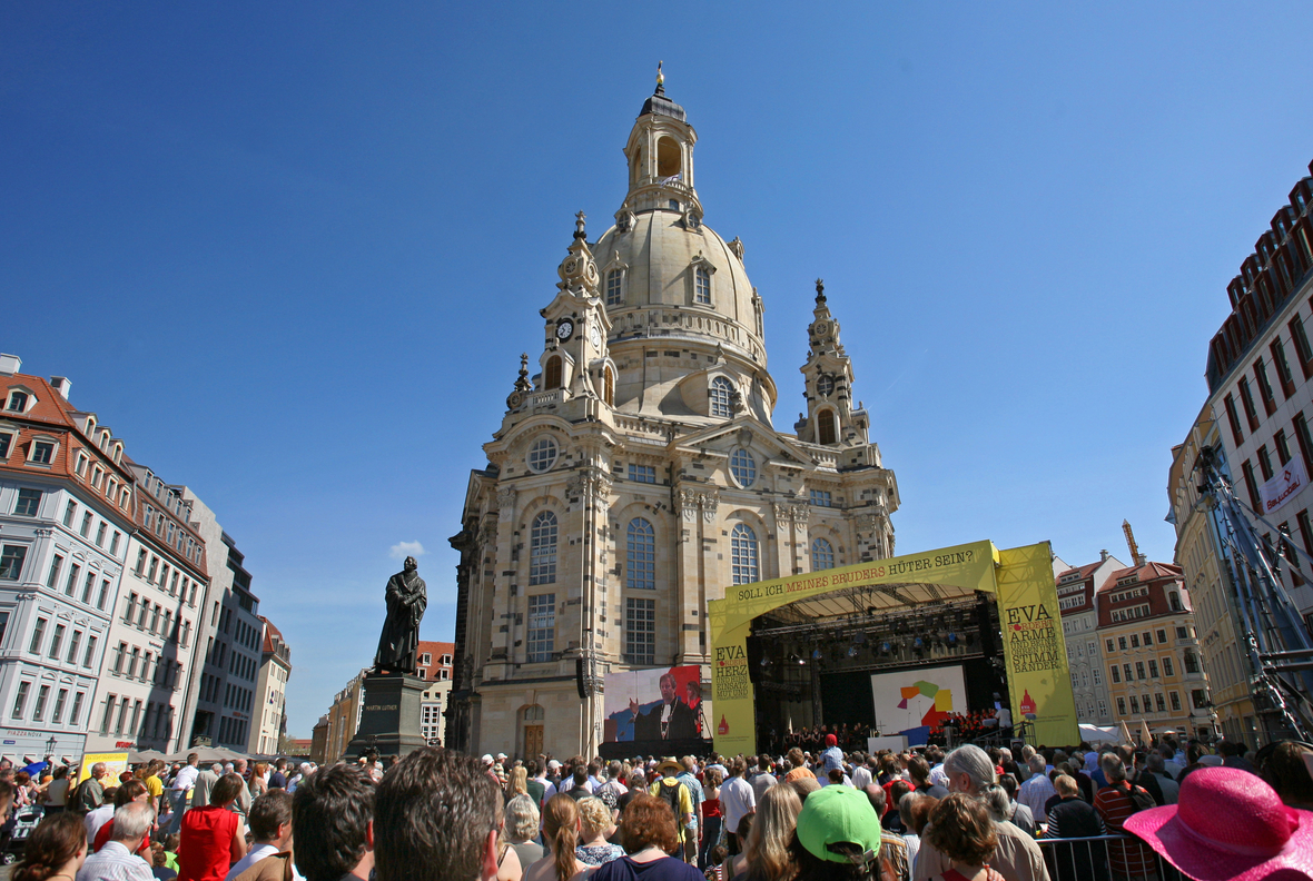 Vor der Dresdner Frauenkirche findet ein Open-Air-Gottesdienst zu Pfingsten statt. Tausende Menschen, darunter viele Jugendliche, nehmen an dem Gottesdienst teil.