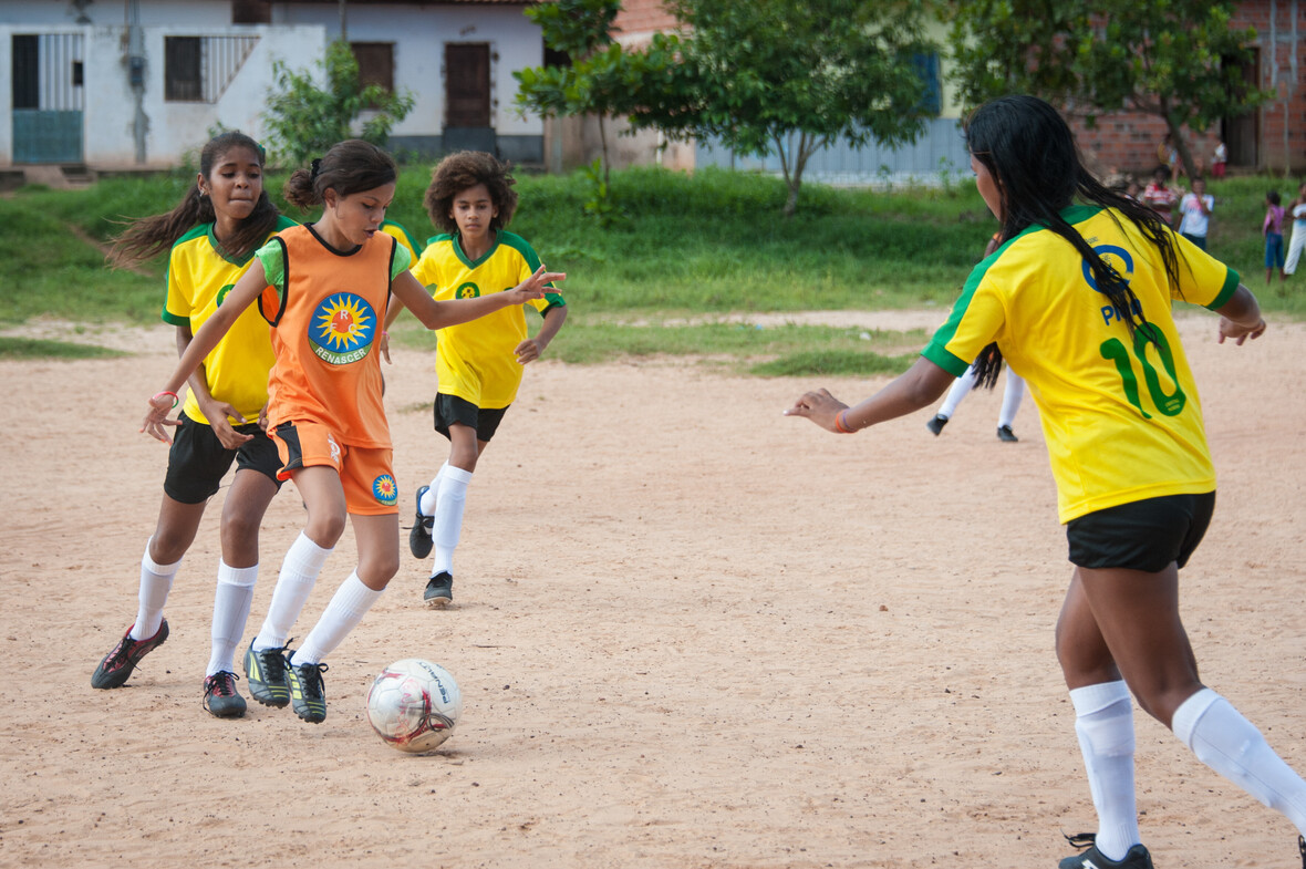Mädchen spielen Fußball.