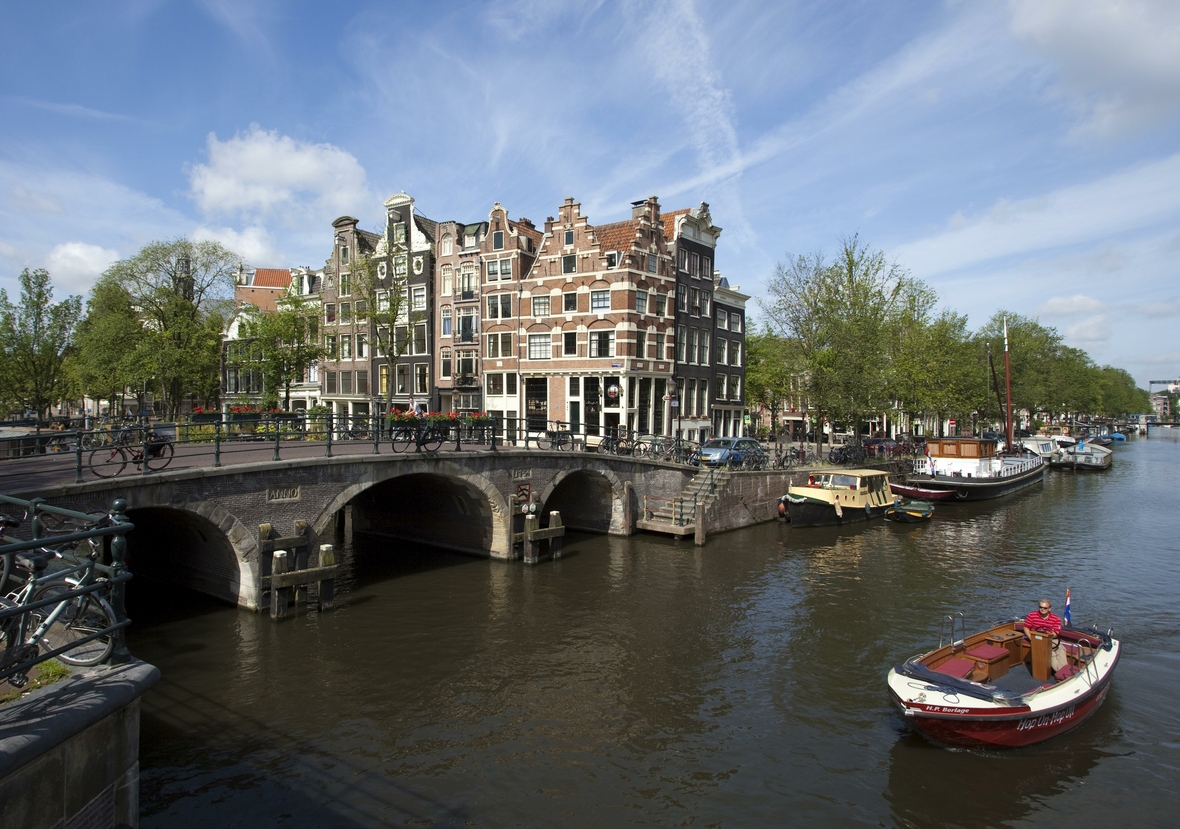 Die Ecke Prinsengracht und Brouwersgracht in Amsterdam. Im Vordergrund sind Boote im Wasser zu sehen.