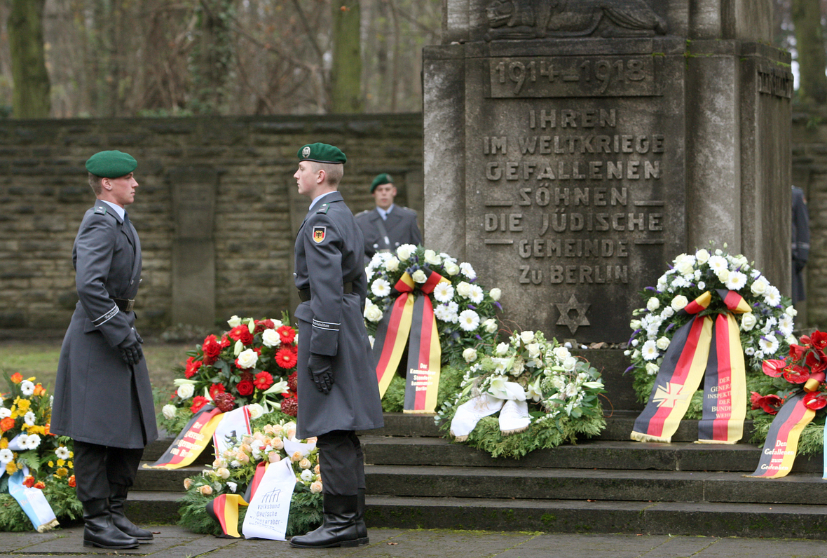 Soldaten der Bundeswehr legen am Sonntag, den 18.11.2007, bei der Gedenkveranstaltung zum Volkstrauertag auf dem jüdischen Friedhof in Berlin-Weißensee Kränze nieder. Mitglieder der Bundeswehr sowie Vertreter der Jüdischen Gemeinde ehrten die auf dem Friedhof bestatteten 395 deutschen Soldaten jüdischen Glaubens, die im ersten Weltkrieg fielen.