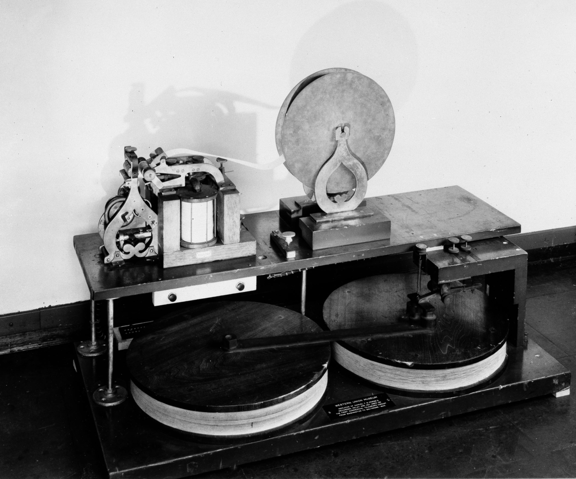 Nachbau des Morseapparats mit dem Morse 1844 seine erste öffentliche Nachricht von Washington nach Baltimore (USA) sendete.
