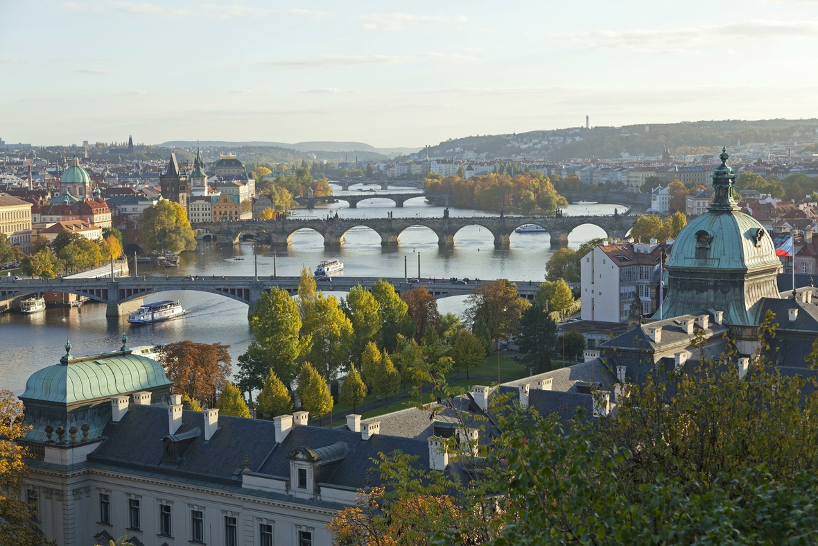 Ausblick vom Hügel Letna auf den Fluss Moldau und einige der berühmten Prager Brücken.