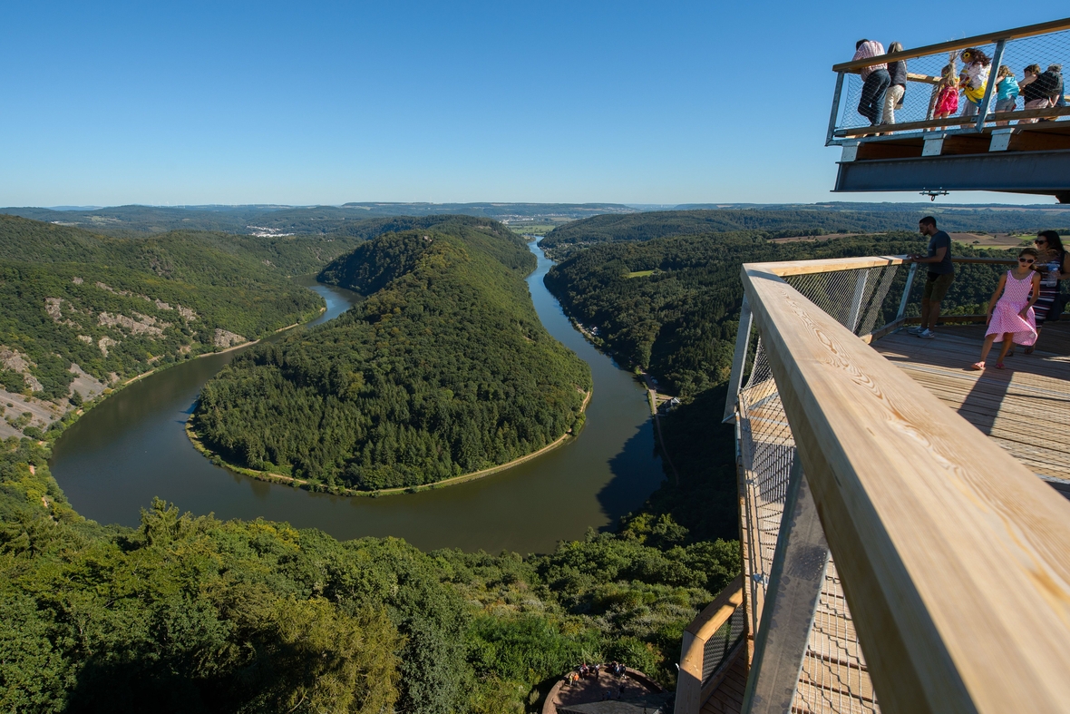 Von dem Aussichtsturm überblickt man die Saarschleife, das Wahrzeichen des Saarlands, und die Landschaft des Naturparks Saar-Hunsrück.