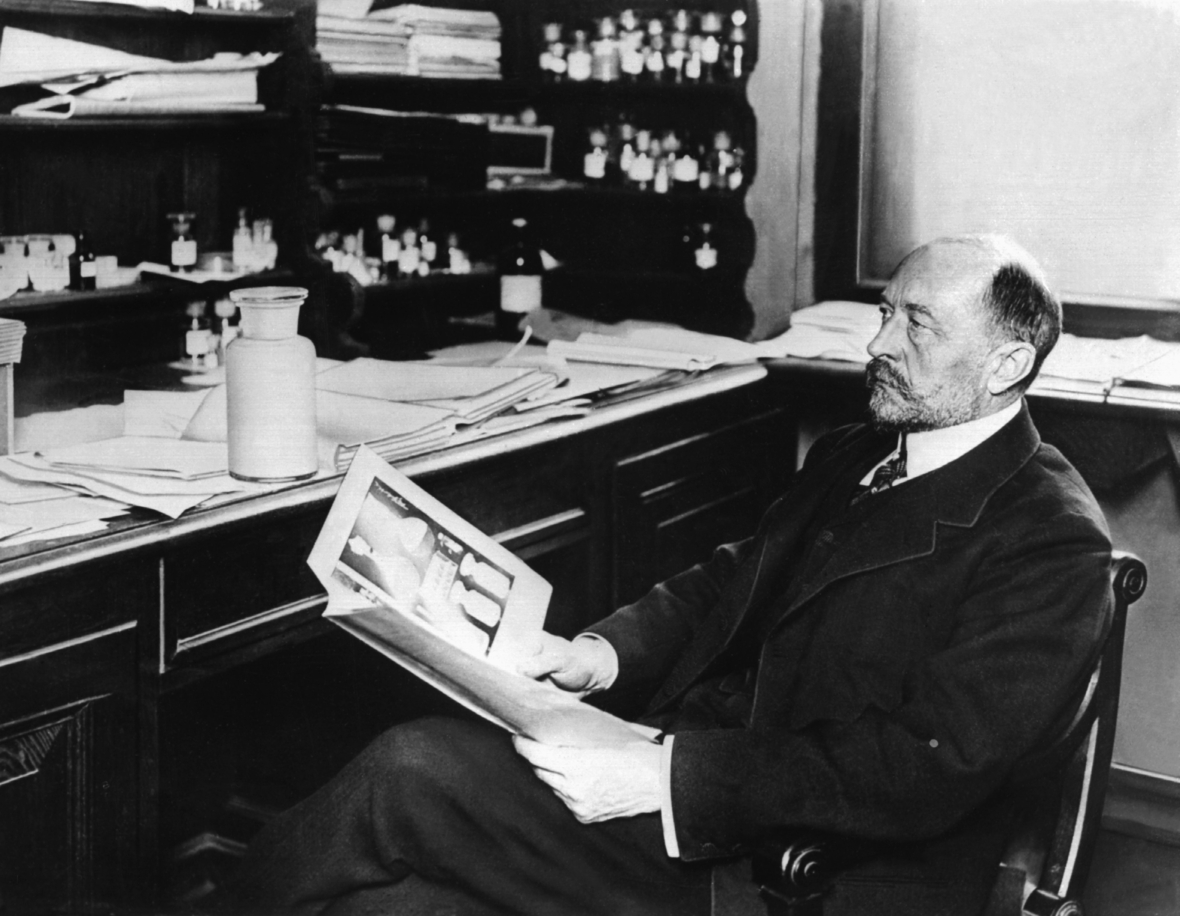 Der Bakteriologe Emil von Behring (undatierte Aufnahme) an einem Schreibtisch