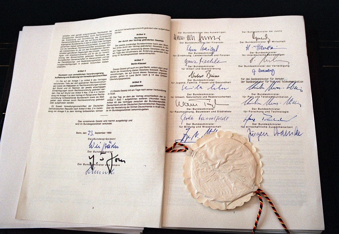 Der Einigungsvertrag vom 31. August 1990. Auf der rechten Seite sind die  Unterschriften der damaligen Bundesminister/innen. Auf der linken Seite stehen die Unterschriften des damaligen Bundespräsidenten Richard von Weizsäcker, darunter von Bundeskanzler Helmut Kohl und Bundesinnenminister Wolfgang Schäuble. Beschlossen wurde damit die Vereinigung von DDR und Bundesrepublik Deutschland.