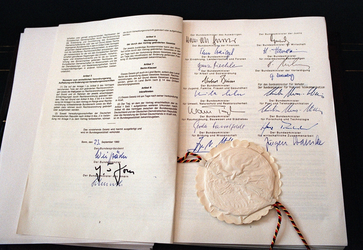 Der Einigungsvertrag zwischen der Bundesrepublik Deutschland und der DDR wurde am 24. September 1990 von Bundespräsident Richard von Weizsäcker unterzeichnet (linke Seite). Rechts zeigt das Foto die Unterschriften der Bundesminister.