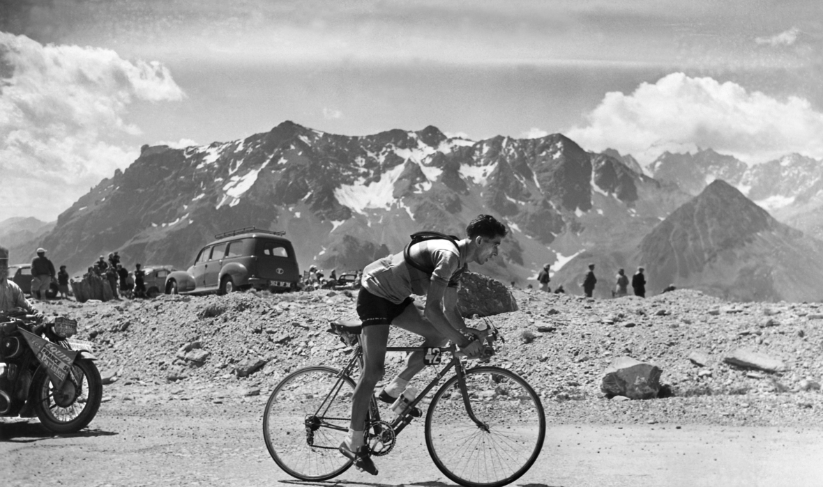 Der Spanier Federico Bahamontes bezwingt den rund 2500m hohen Gebirgspass "Col du Galibier" bei der Tour de France 1954.