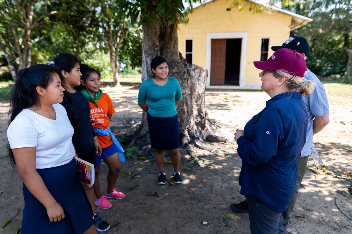 Die deutsche Bundesministerin für wirtschaftliche Zusammenarbeit besucht eine Schule in Bolivien und trifft dort auch Schülerinnen. 