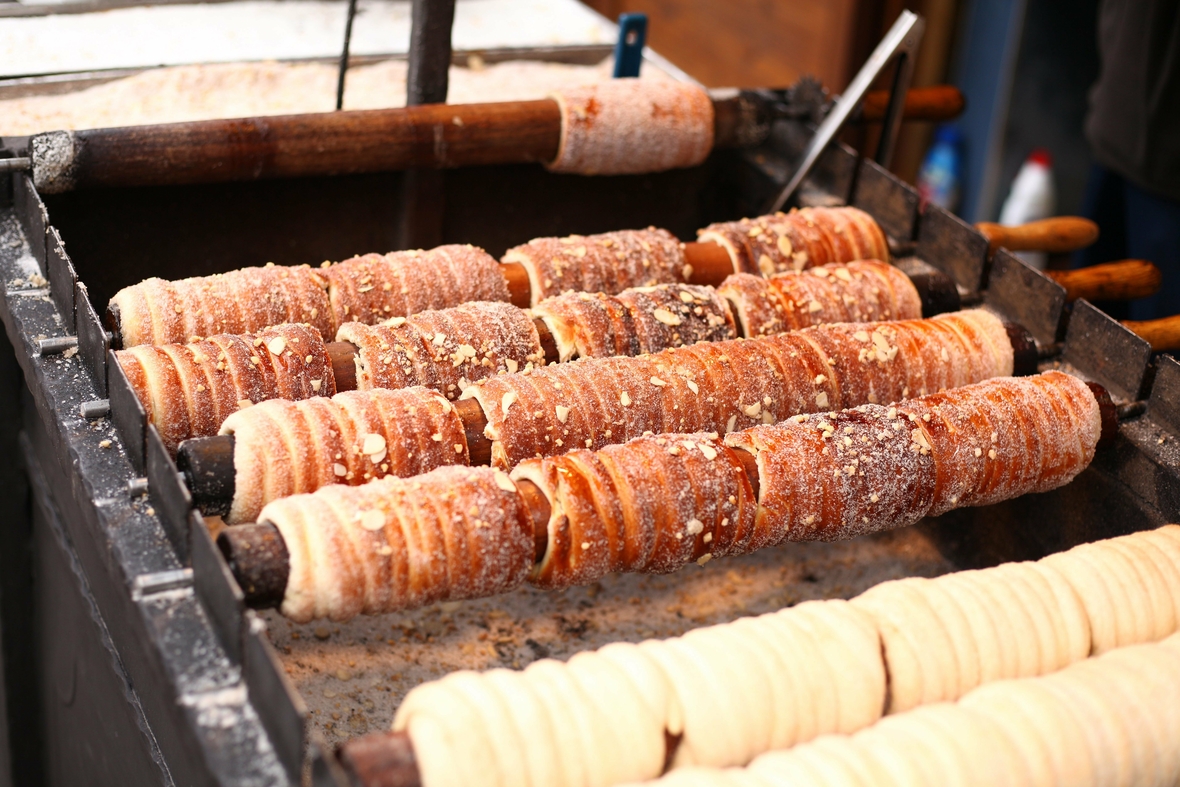 Süße Teigrollen, sogenannte Trdelniks, werden an einem Marktstand in Prag über Holzkohle zubereitet.