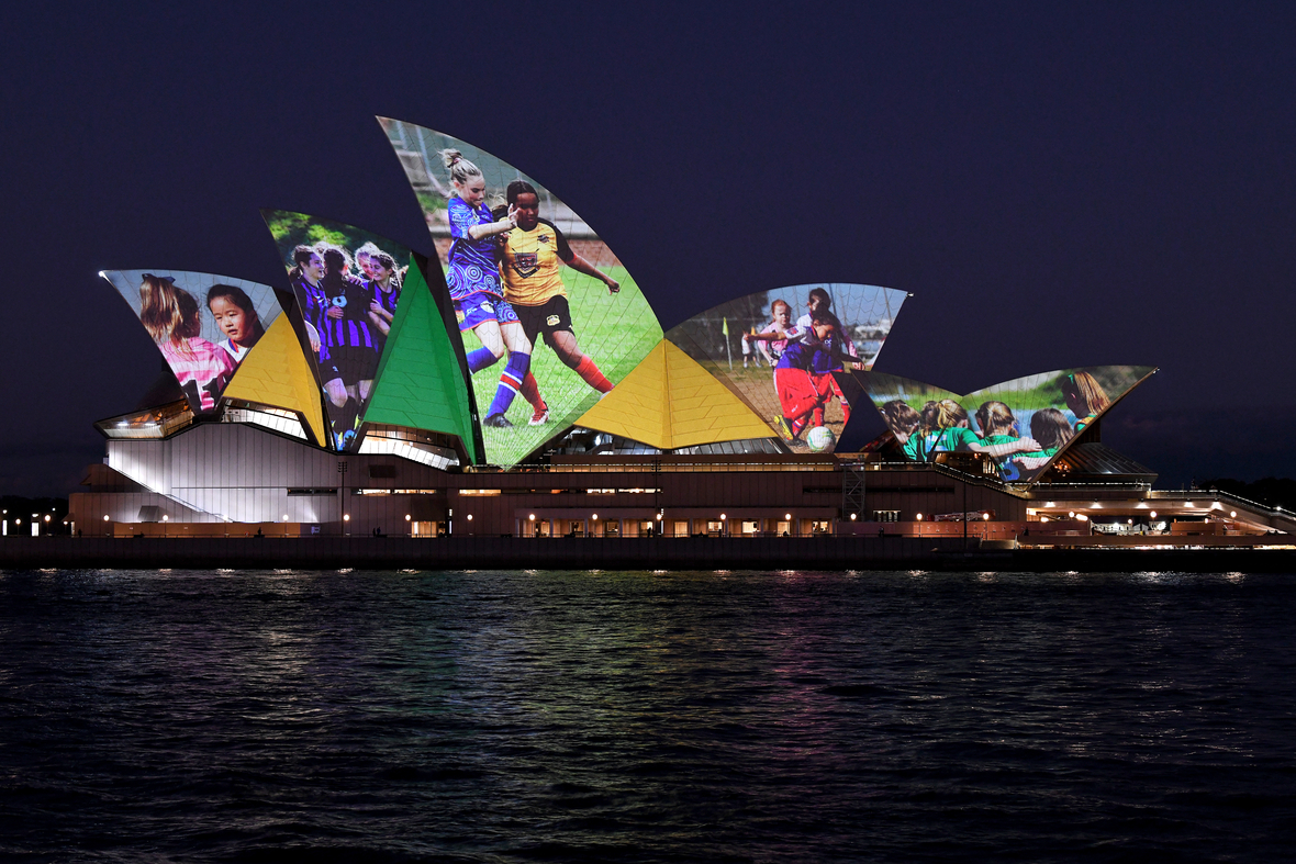 Die berühmte Oper in Sydney wird mit Motiven vom Frauen-Fußball angestrahlt, um Werbung für Australien und Neuseeland als Gastgeber der Frauen-WM 2023 zu machen.