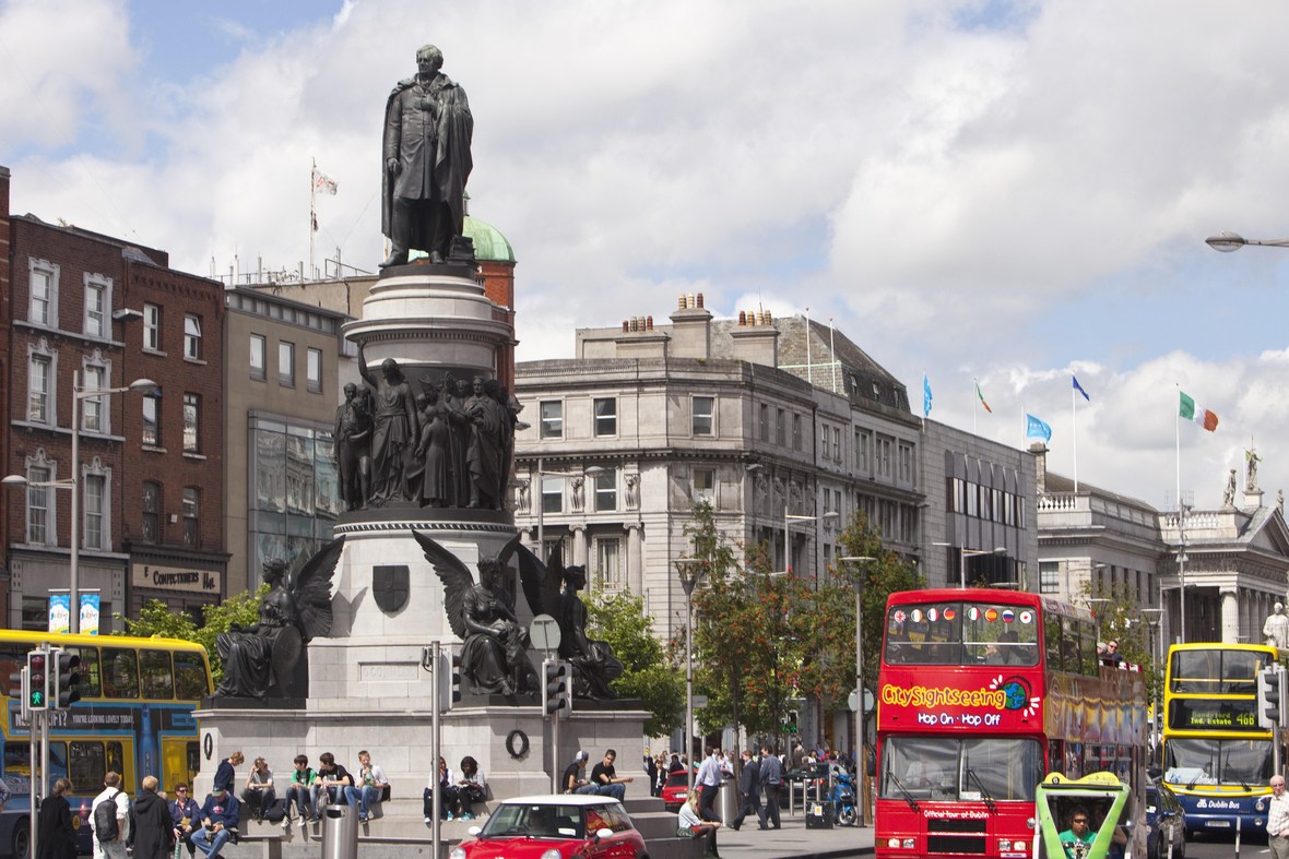 Dublin, Irland; Bunte Doppeldeckerbusse fahren in der O'connell Street.