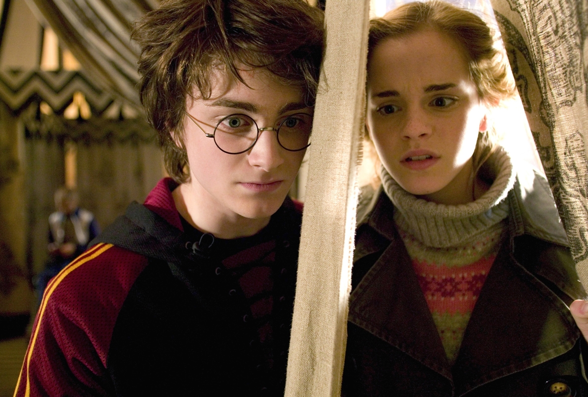 Szenenbild: Harry, links im Bild, und Hermine, rechts im Bild, schauen mit sorgenvoller Mine