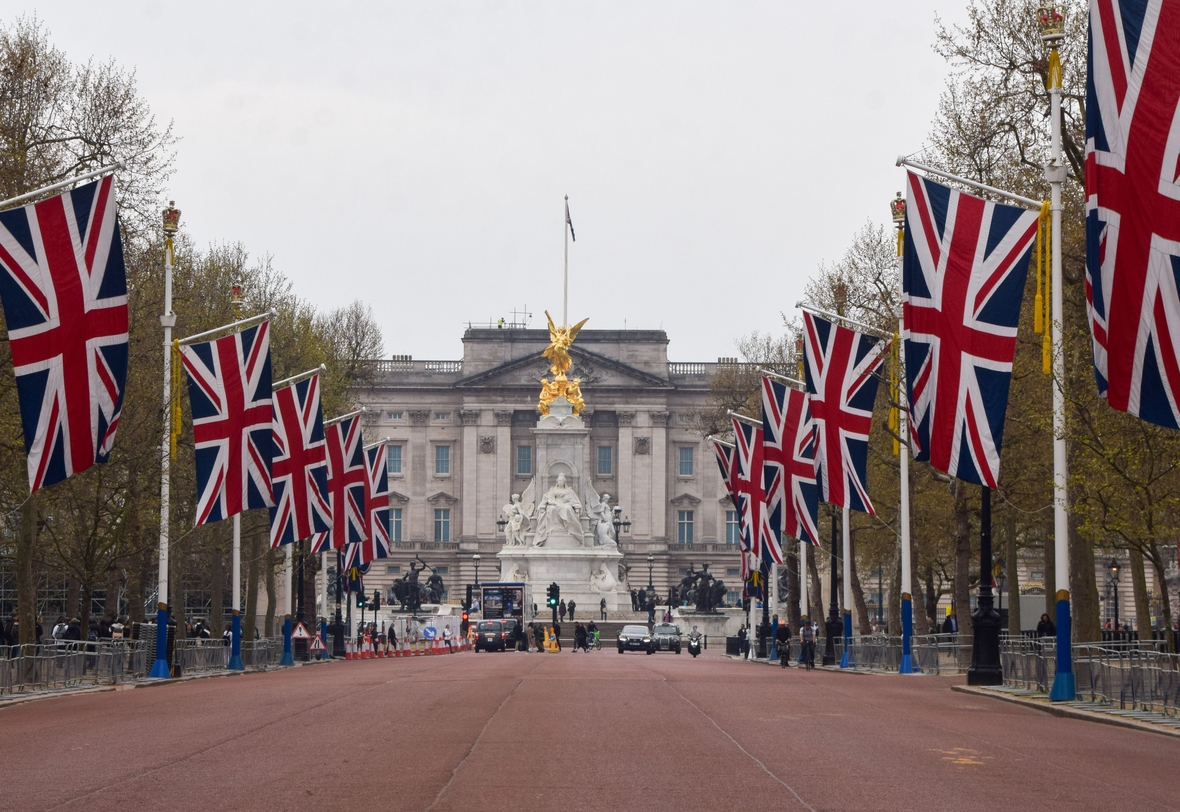 Die Straßen von London werden für die Krönung von König Charles III. und Königin Camilla vorbereitet. Im Hintergrund sieht man den Buckingham Palast.
