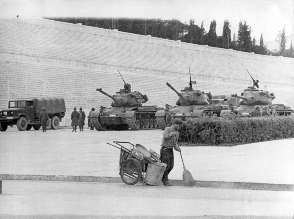 Panzer stehen vor dem Stadion von Athen. Im April 1967 übernahm das Militär in Griechenland nach einem Putsch die Macht.