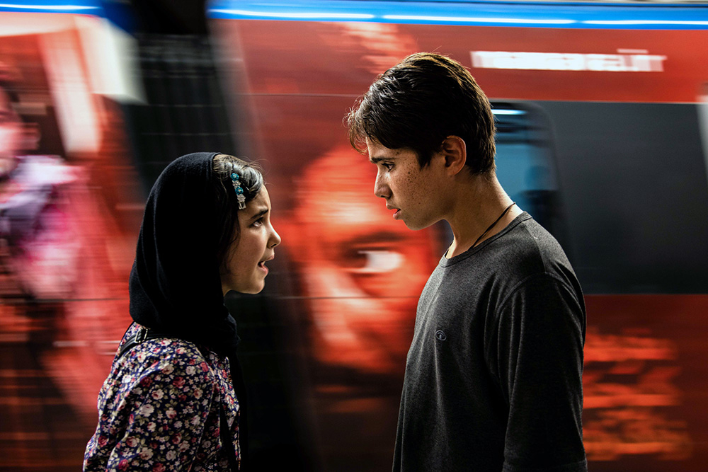 Szenenbild: Ali (rechts) steht seiner afghanischen Freundin Zahra (links) gegenüber. Sie streiten sich.
