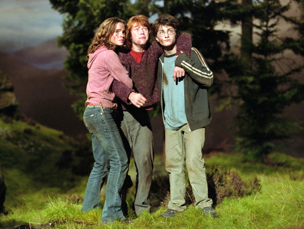 Szenenbild von links nach rechts: Hermine, Ron und Harry stehen eng beieinander und halten auch in großer Gefahr zusammenhalten