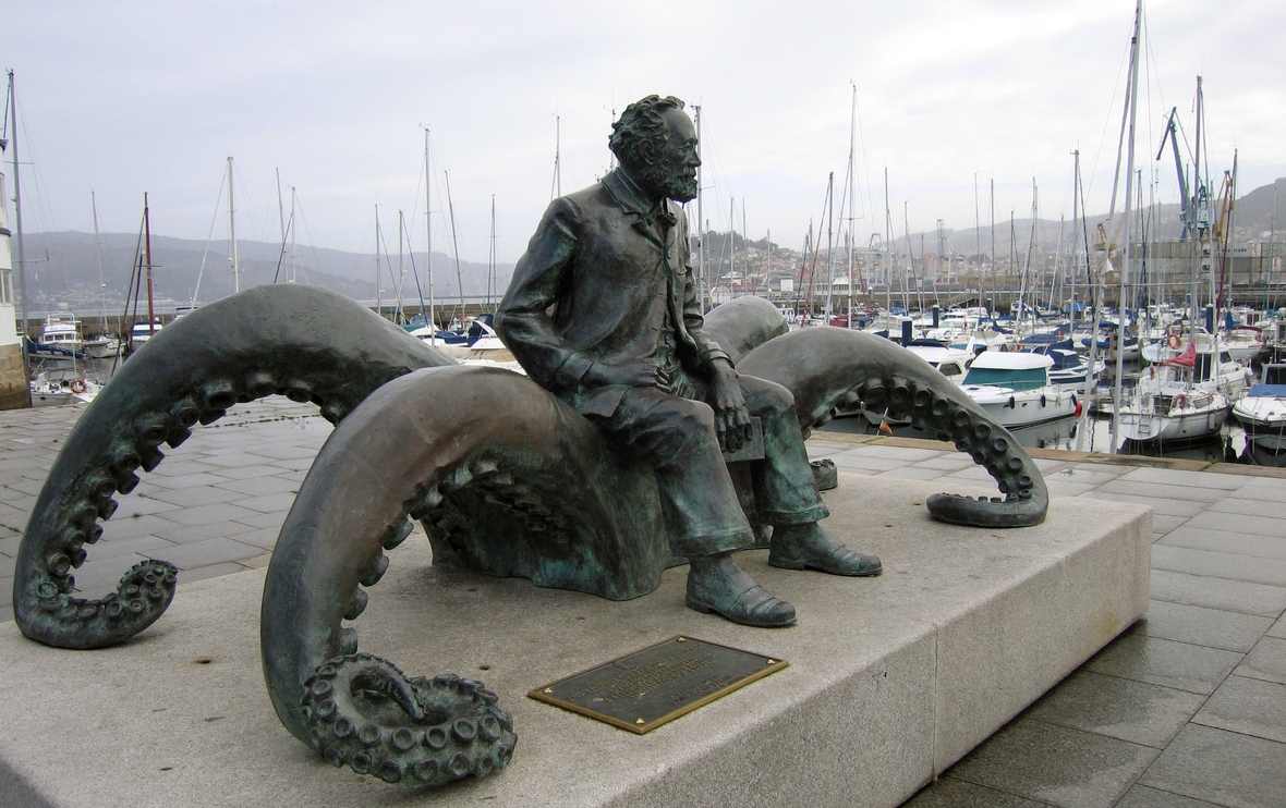 Die abgebildete Skulptur zeigt den französischen Schriftsteller Jules Verne auf einer Krake sitzend am Yachthafen der Stadt Vigo im Norden von Spanien.