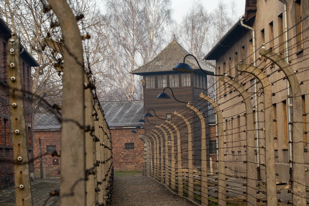 Wachturm und Stacheldrahtzäune auf dem Gelände des ehemaligen Vernichtungslagers Auschwitz.