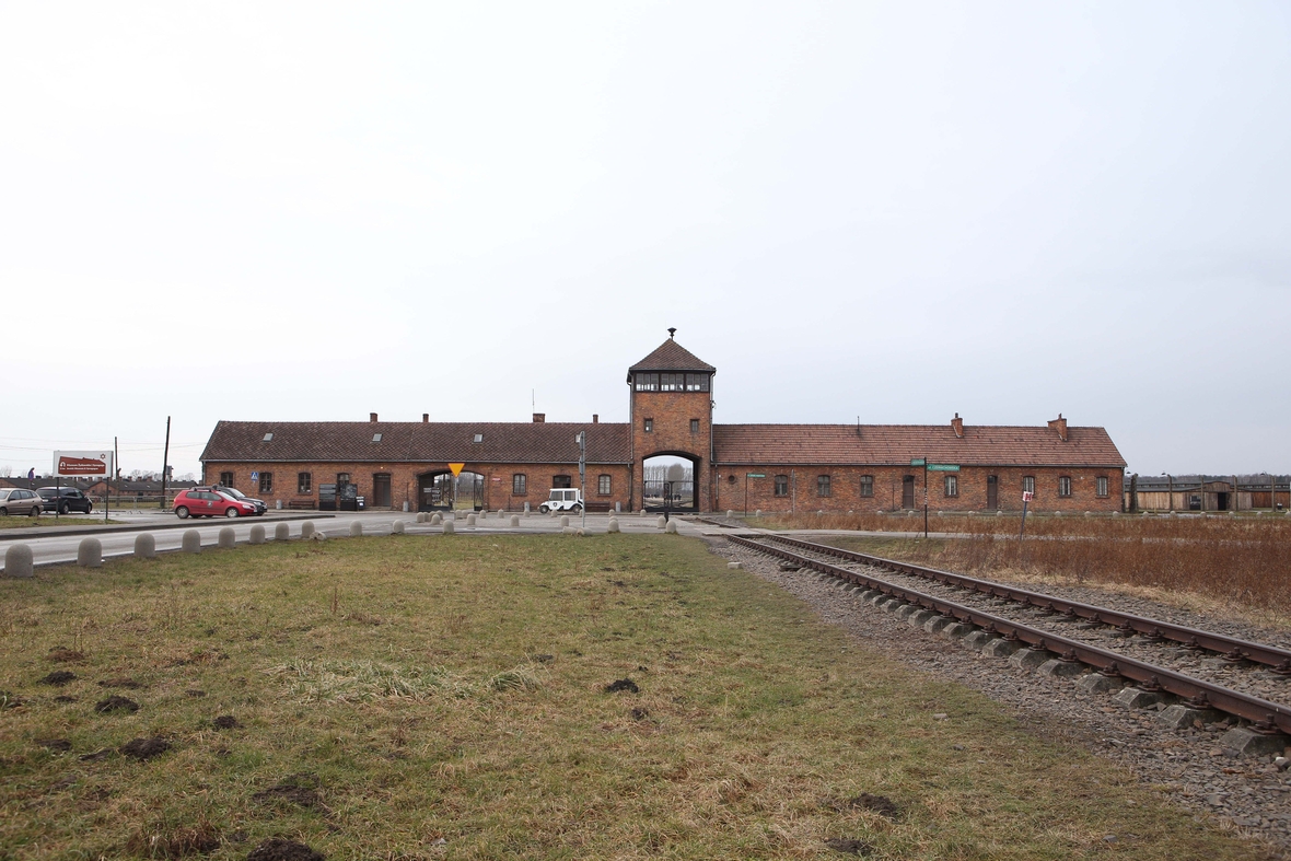 Eisenbahngleise führten zum Eingang des KZ Auschwitz. Züge brachten die Menschen in das Lager. 