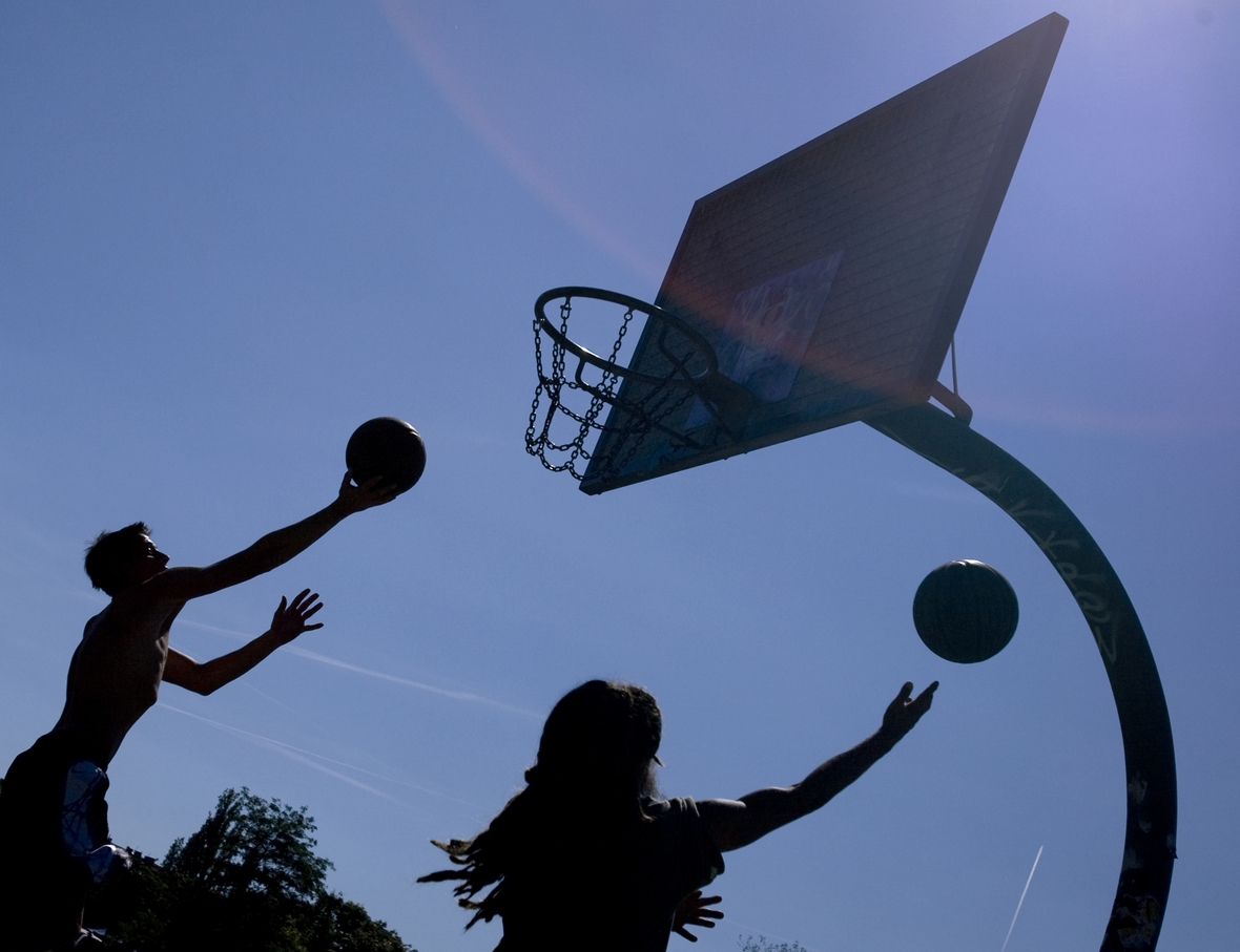 Jugendliche brauchen Platz, um Sport zu treiben. Hier spielen sie im Freien Basketball.