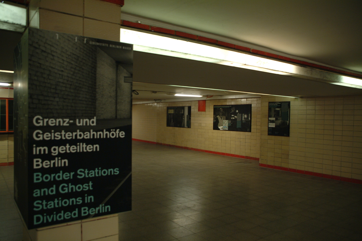Der Nordbahnhof gehört zu den sogenannten Geisterbahnhöfen. Hier wird auf die Ausstellung über die „Geisterbahnhöfe“ im Nordbahnhof mit einem Plakat aufmerksam gemacht.