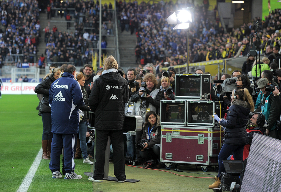 الصحفيون يتحدثون مع مدربي بوروسيا دورتموند وشالكه، يورغن كلوب وهوب ستيفنز بعد المباراة التي جرت في نوفمبر/تشرين الثاني 2011.