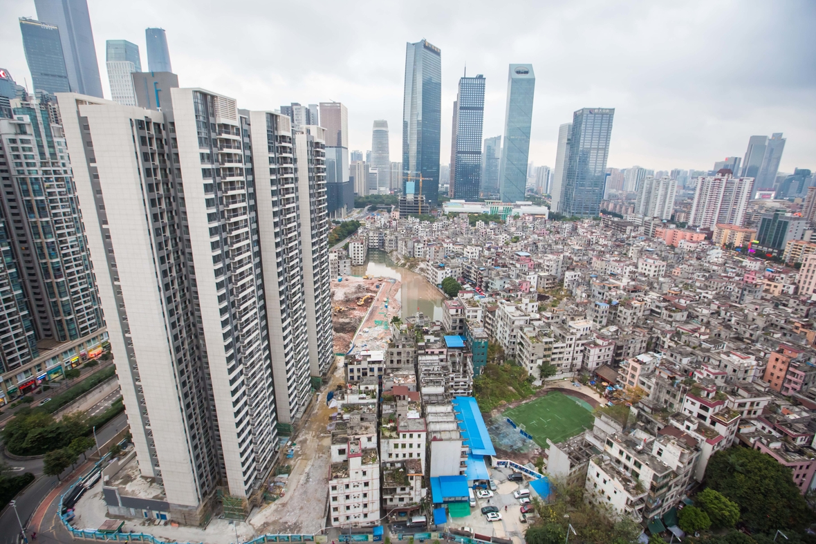 Immer mehr Menschen leben in Städten, oft in Millionenstädten. Davon gibt es besonders viele in Asien. In Guangzhou, einer Stadt im Süden Chinas, leben mehr als elf Millionen Menschen!